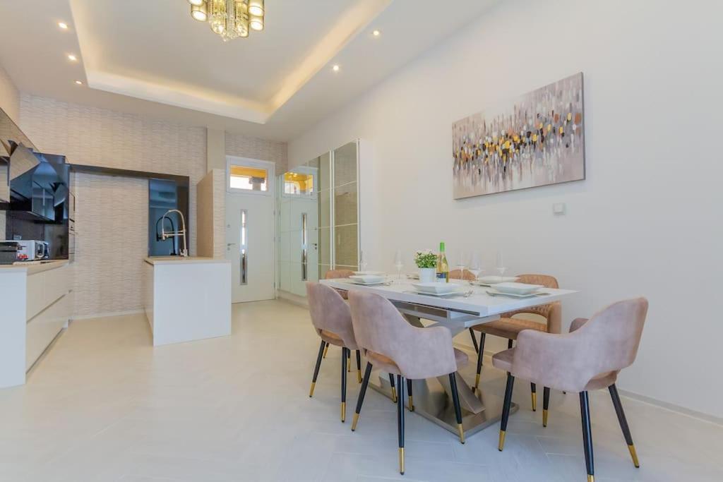The Opulent Oasis By Newave Apartments Budapest Bagian luar foto