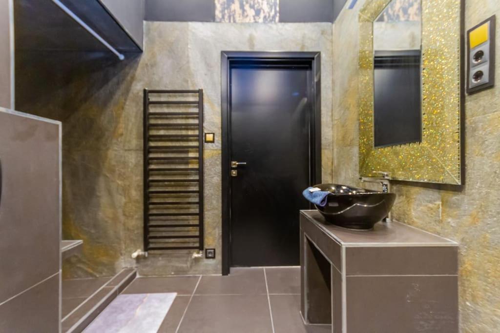 The Opulent Oasis By Newave Apartments Budapest Bagian luar foto