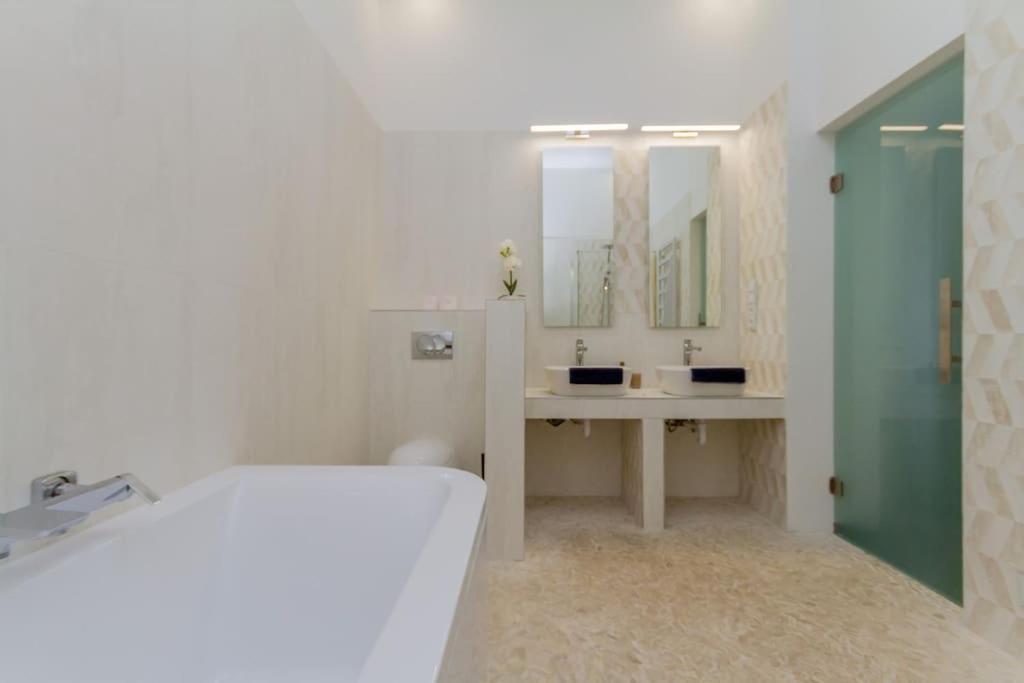 The Opulent Oasis By Newave Apartments Budapest Bagian luar foto