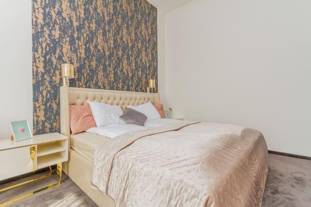 The Opulent Oasis By Newave Apartments Budapest Bagian luar foto